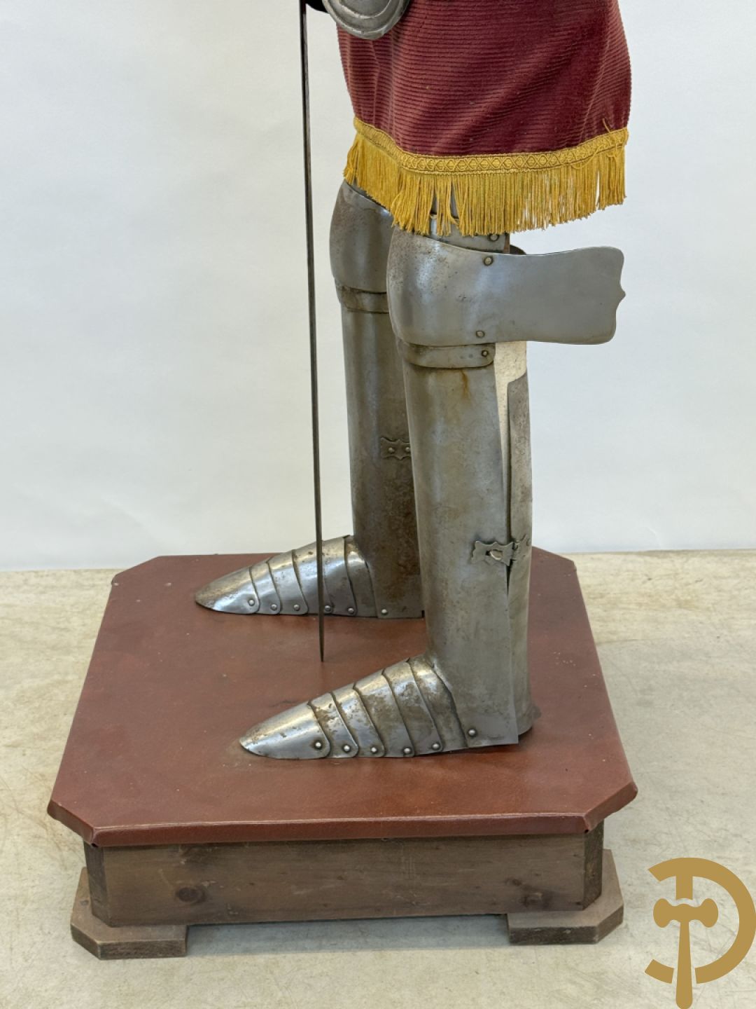 Paar ijzeren decoratieve harnassen ridderuitrusting met geciseleerde motieven op de elementen, met zwaard en ridderhelm - op statief - vermoedelijk Spaans 1930-1940