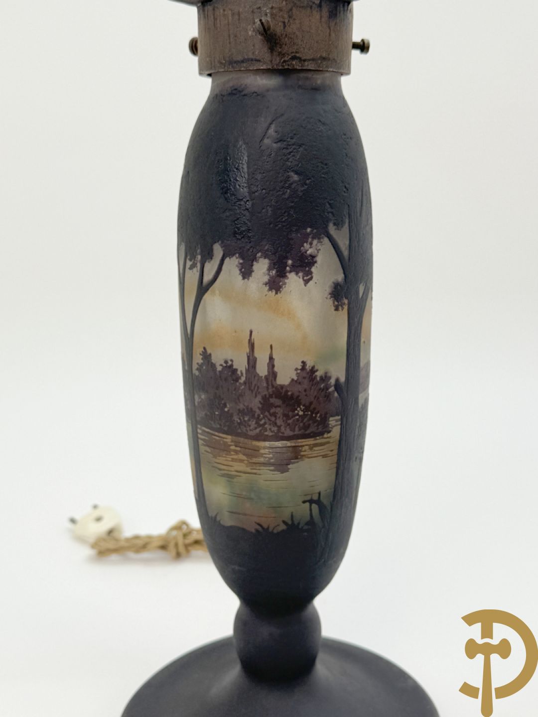 Pate de verre lampadaire Art Deco met geïriseerd lanschapsdecor, Müller Frères Luneville getekend