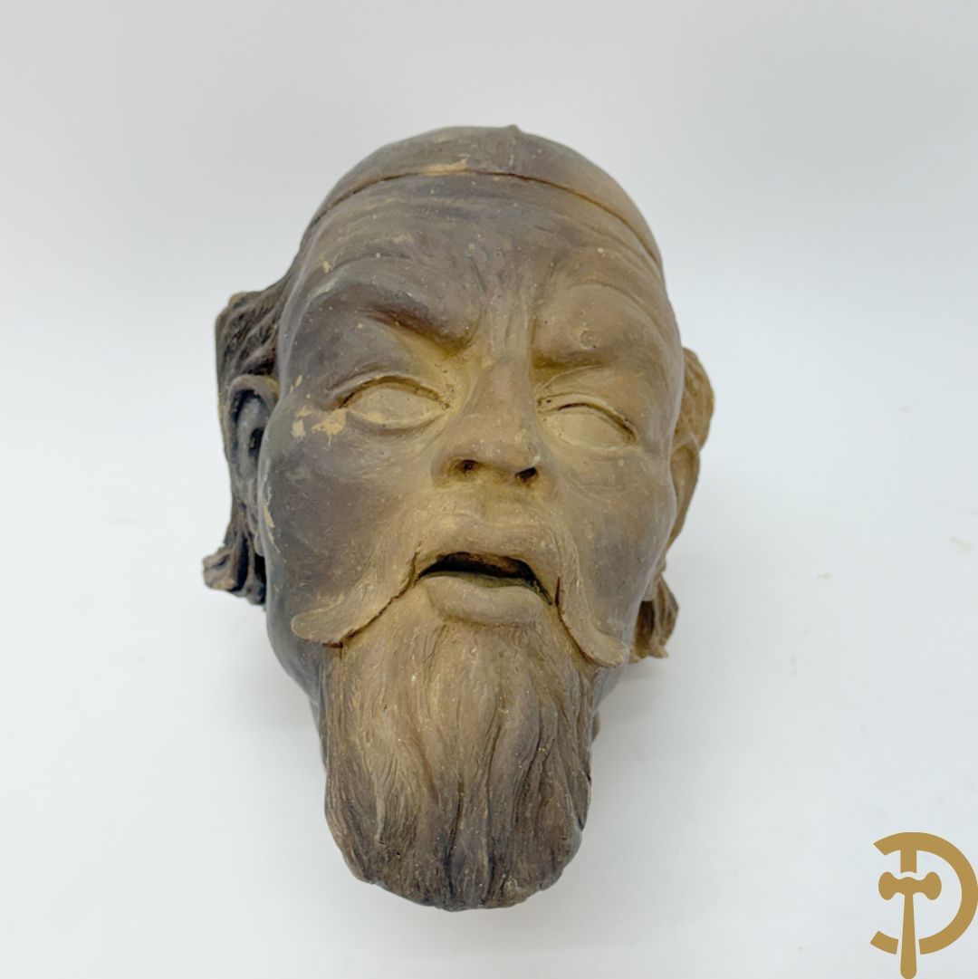 Houtgesculpteerd eiken basrelief karakterkop van man met baard + terra cotta karakterkop van man met baard, achteraan gemerkt Buster 