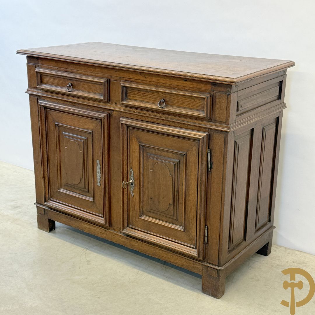 Massief eiken tweedeursdresse met 2 lades en panelen in de deuren, Louis XIII, 18e