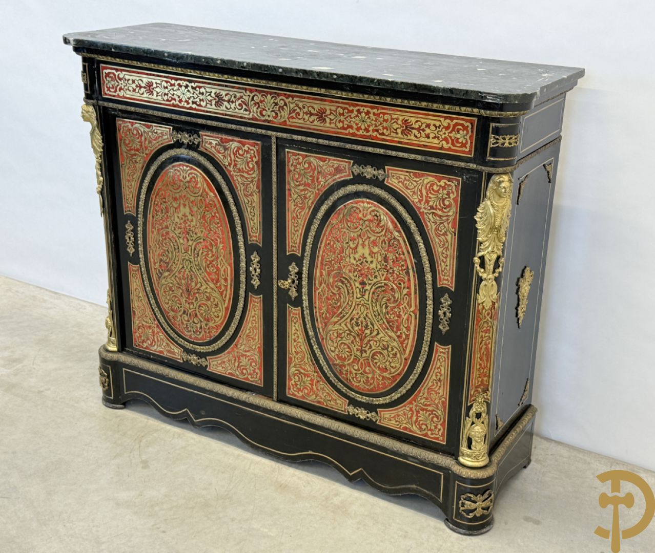 Napoleon III tweedeursdresse bezet met bronzen ornamenten van dameshoofden - paar ovale medaillons in de deuren, alles bezet met Boulle techniek - bovenaan met marmeren blad