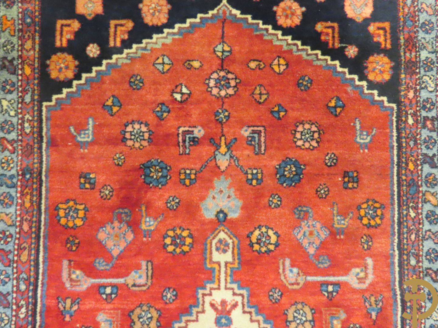 Oosterse handgeknoopt tapijt met geometrische motieven op blauwe fond Malayer + Oosters handgeknoopt tapijt met bloemenpatronen rode fond Kashkay