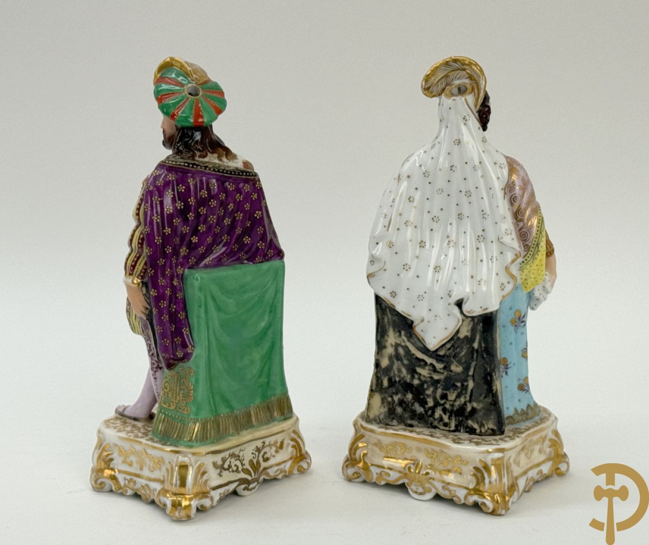 Paar 19e porseleinen Vieux Paris beeldjes van edelheer en edelvrouw