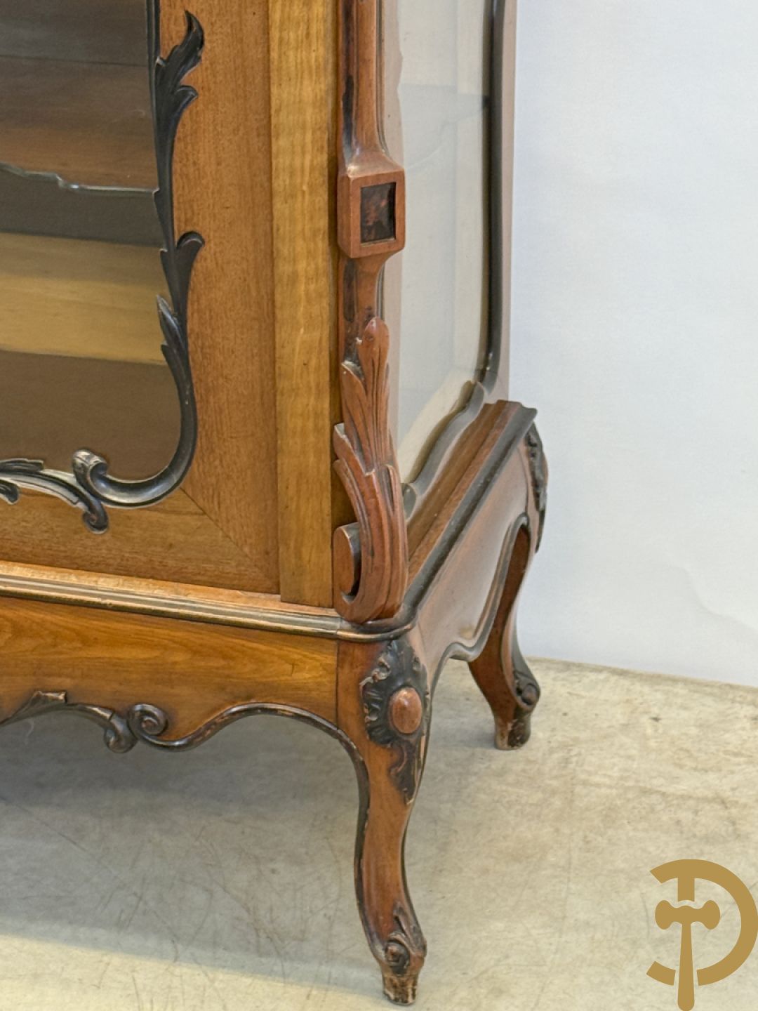 Franse notelaren vitrine met Louis XV motieven en fruitranken, bovenaan bezet met amfoor, 19e