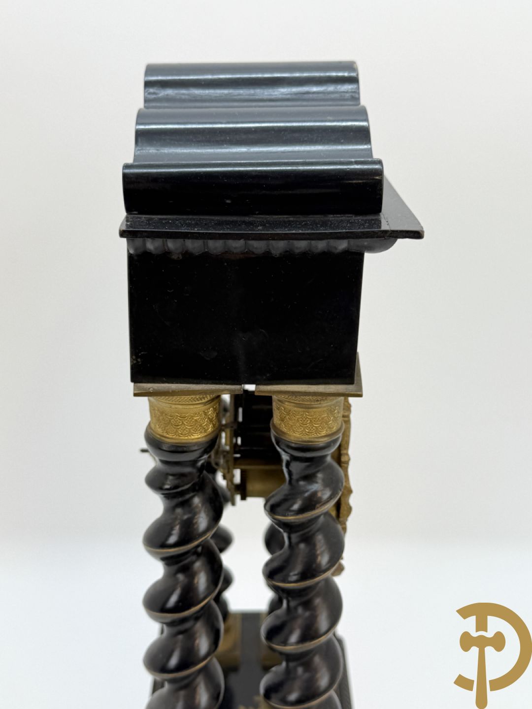 Napoleon III pendule met 4 getorste zuilen en koperinleg