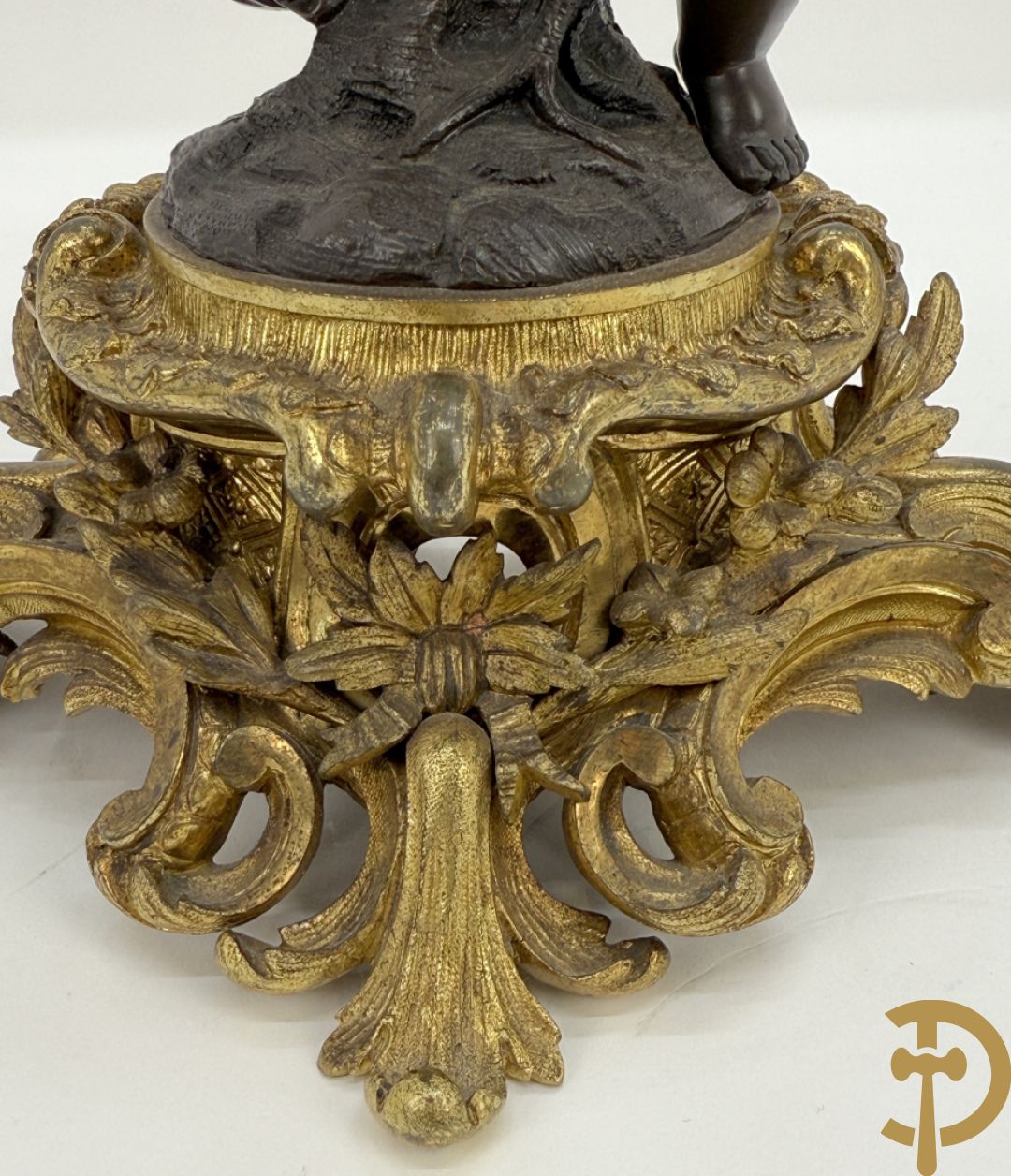 Bronzen cupido dragende een zevenarmige kandelaar