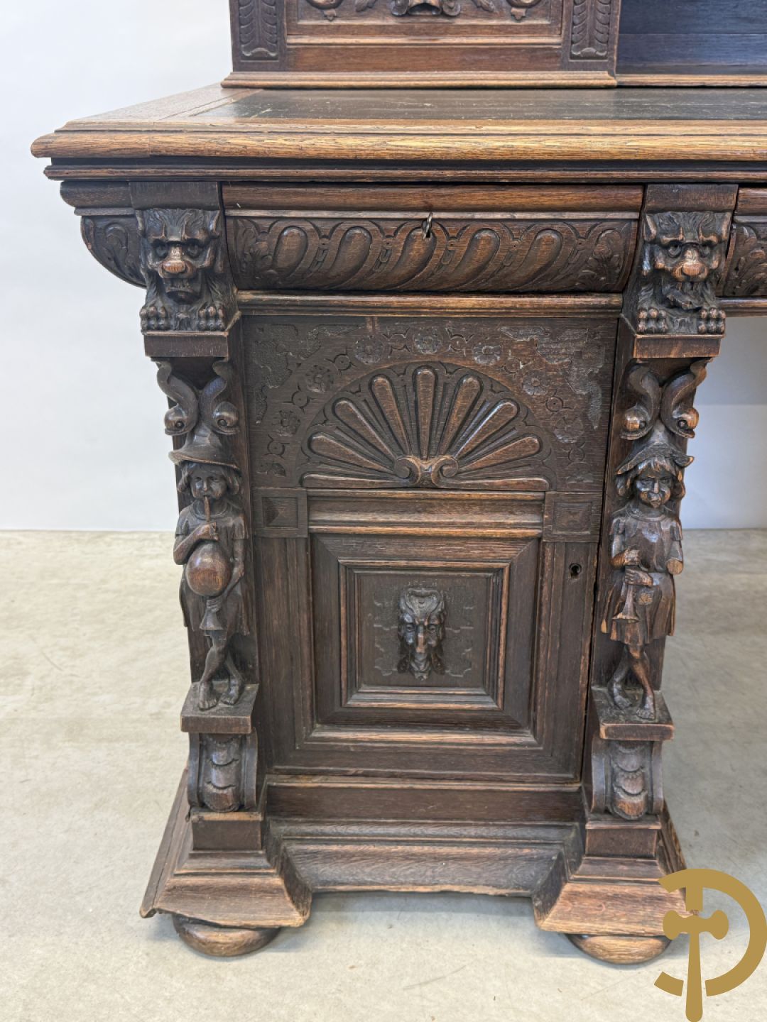 Mechels eiken bureau met opstand en Neo Renaissance invloeden