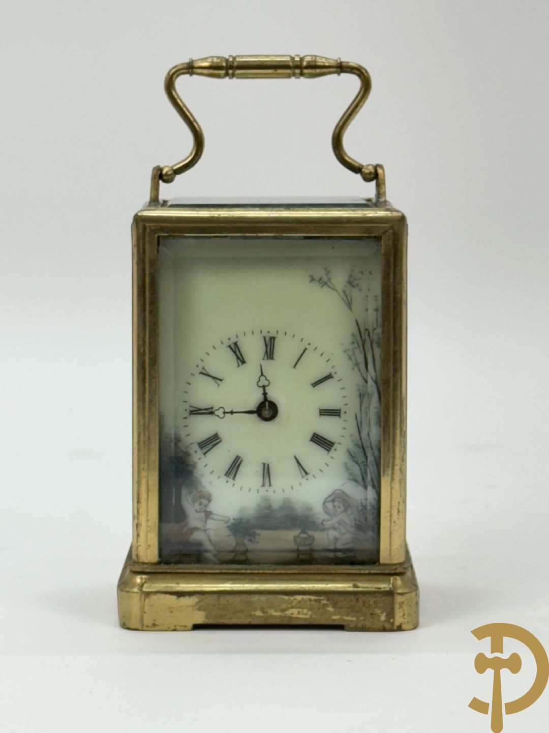 Koperen reiswekker bezet met handbeschilderde porseleinen plakkettes met romantisch decor