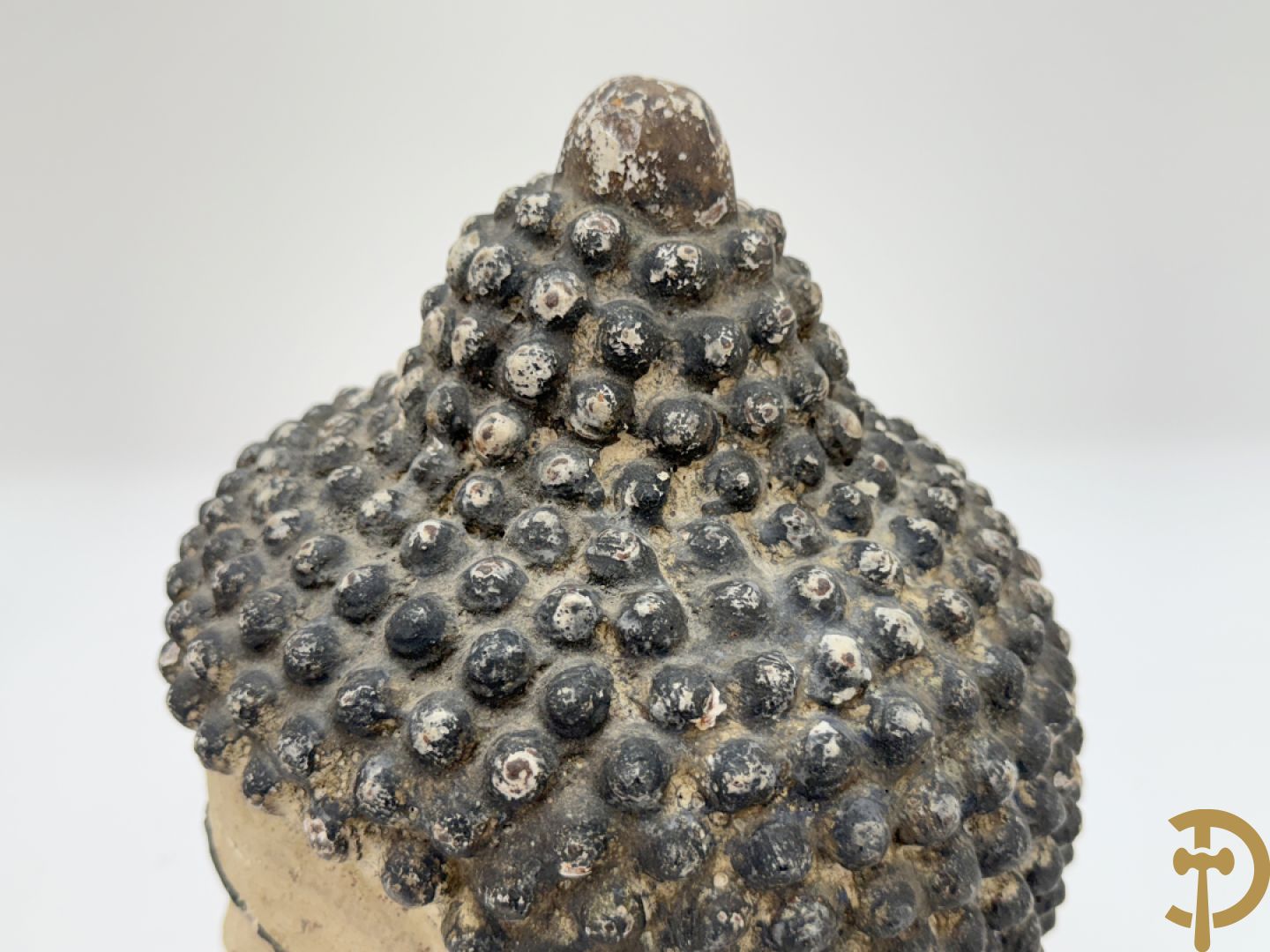 Handbeschilderd ijzeren boedhahoofd + vergulde houtgesculpteerde zittende boedha