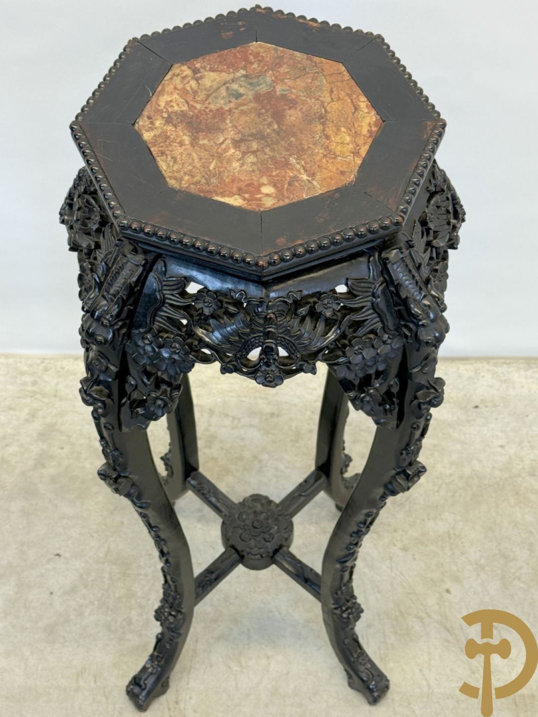 Hardhouten achthoekige rozehouten Chinese beeldenstaander met gesneden bloemenmotieven