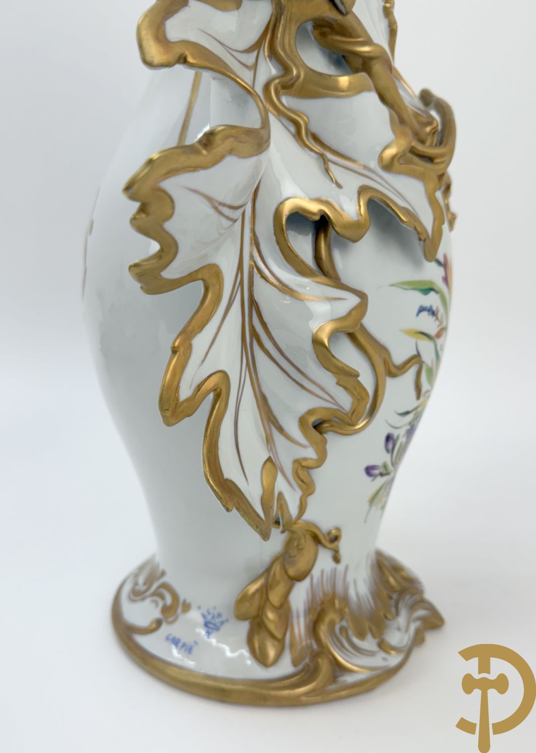 Paar porseleinen cornetvazen met bloemendecor, deels verguld, gemerkt Capo di Monte