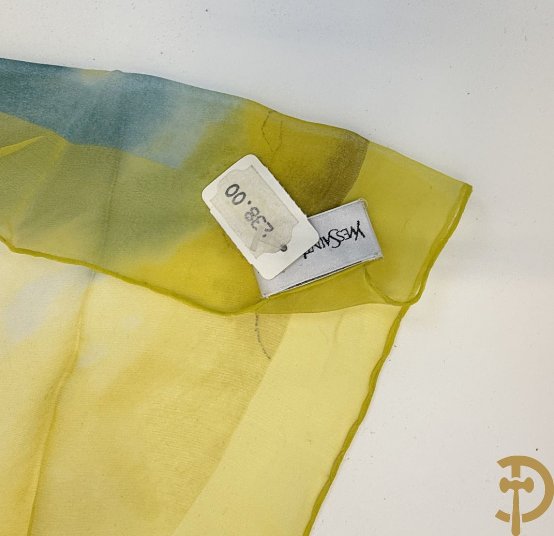 Vier foulards Yves Saint Laurent (nooit gedragen komt uit winkel restant)