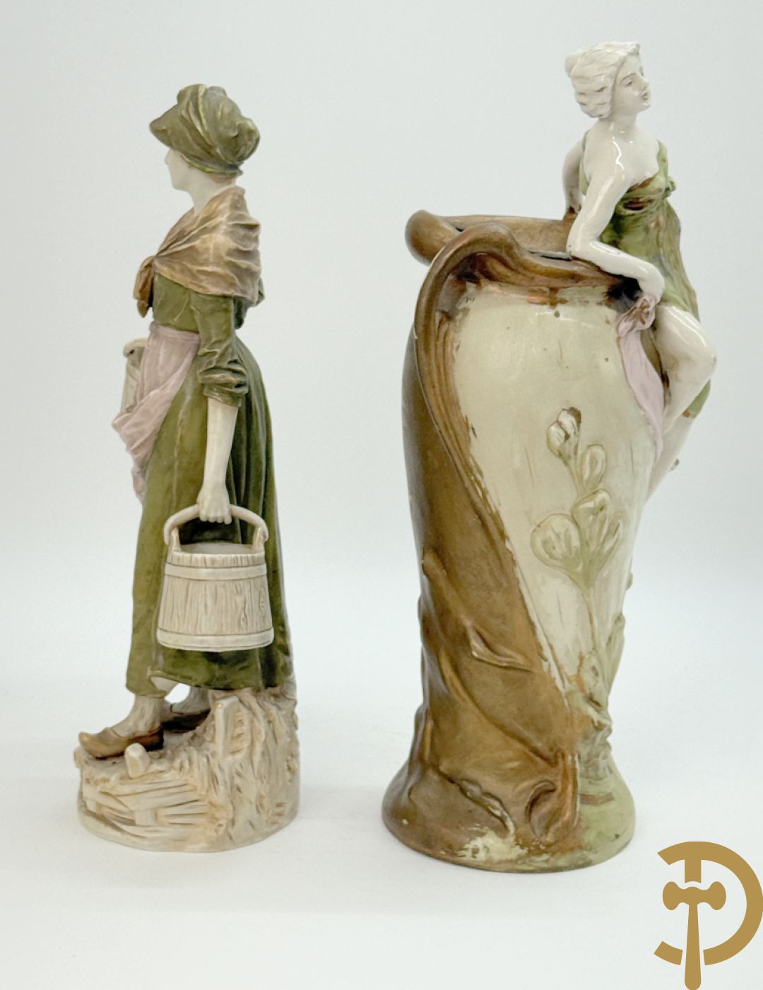 Royal Dux beeld van melkmeisje, onderaan genummeerd 1055 + vaas met zittende dame, Royal Dux stijl