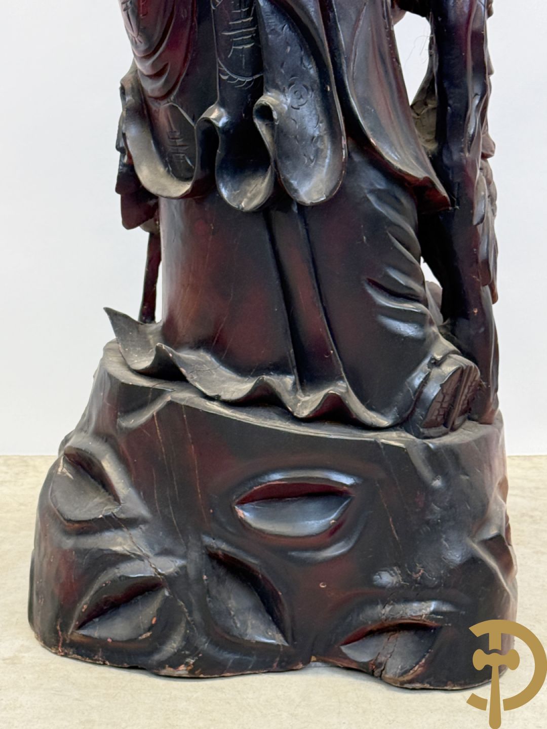 Aziatische houtsculptuur van wijsgeer met staf, vogels en kinderen