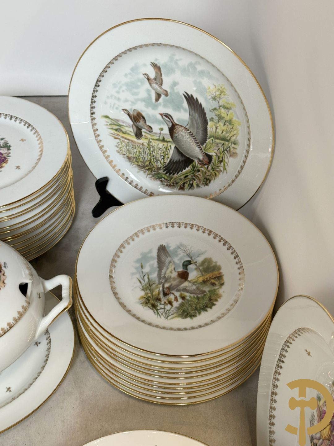 Porseleinen eet- en koffieservies met decor van elegant koppel, Limoges gemerkt