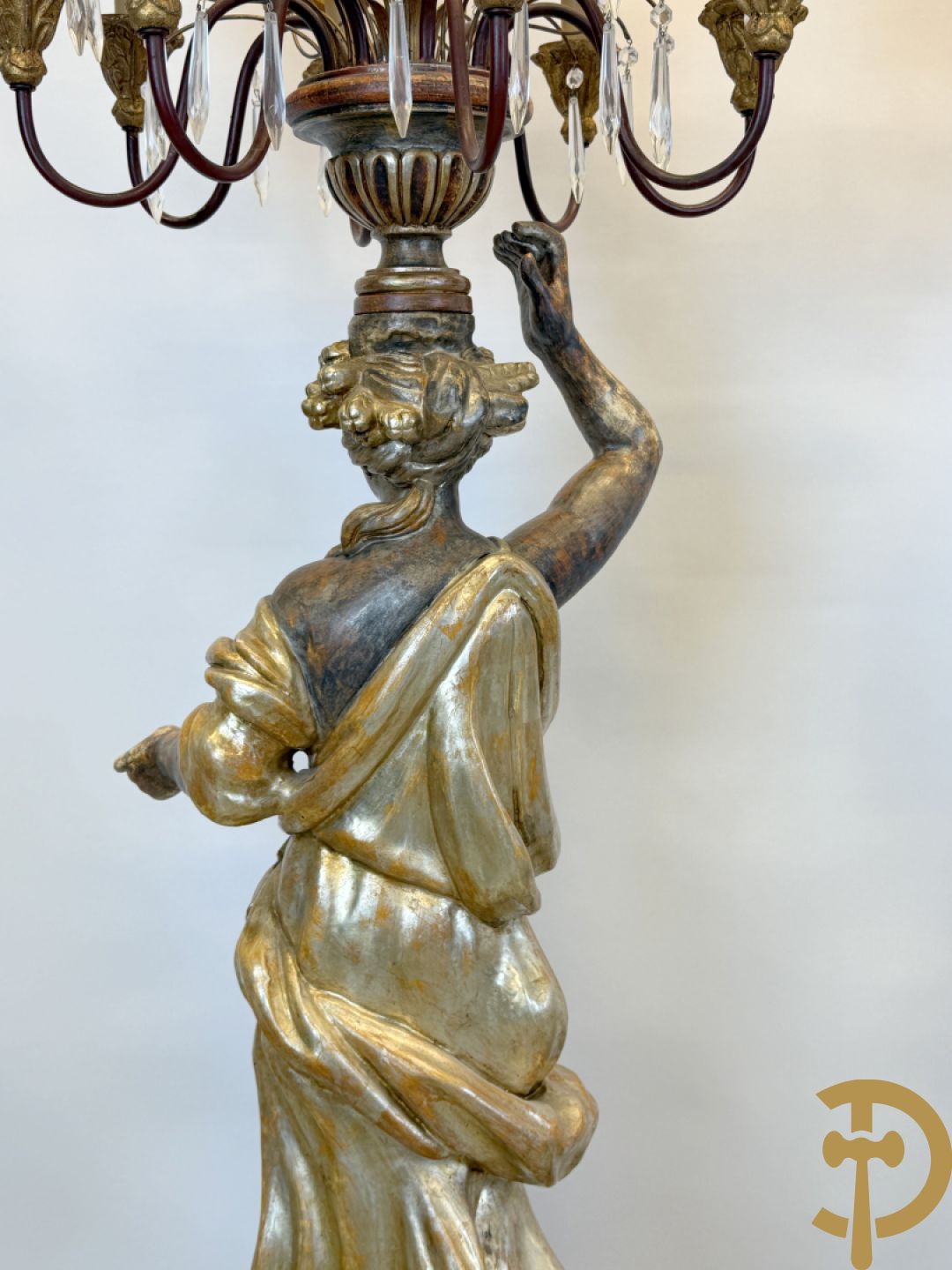 Paar gepolychromeerde dames op sokkel, bekroond met achtarmige kandelaar met lichtpunten en bellen, Italiaans, jaren 