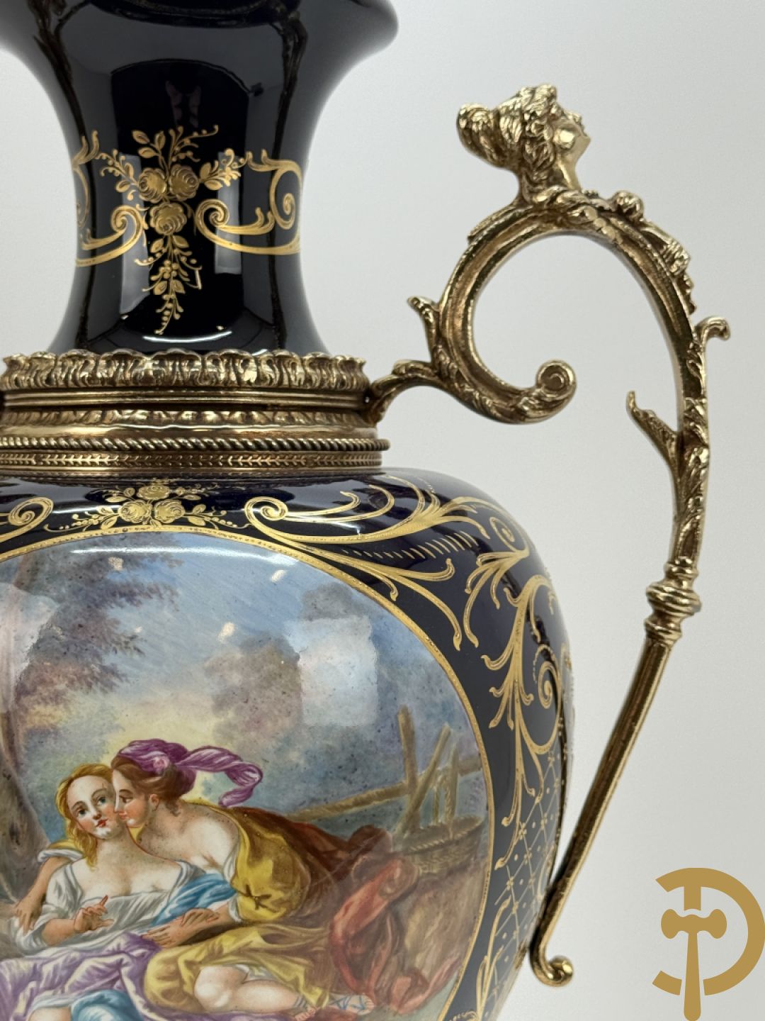 Blauwe porseleinen vaas met lieftallig decor, Sèvres stijl, bezet met bronzen ornamenten