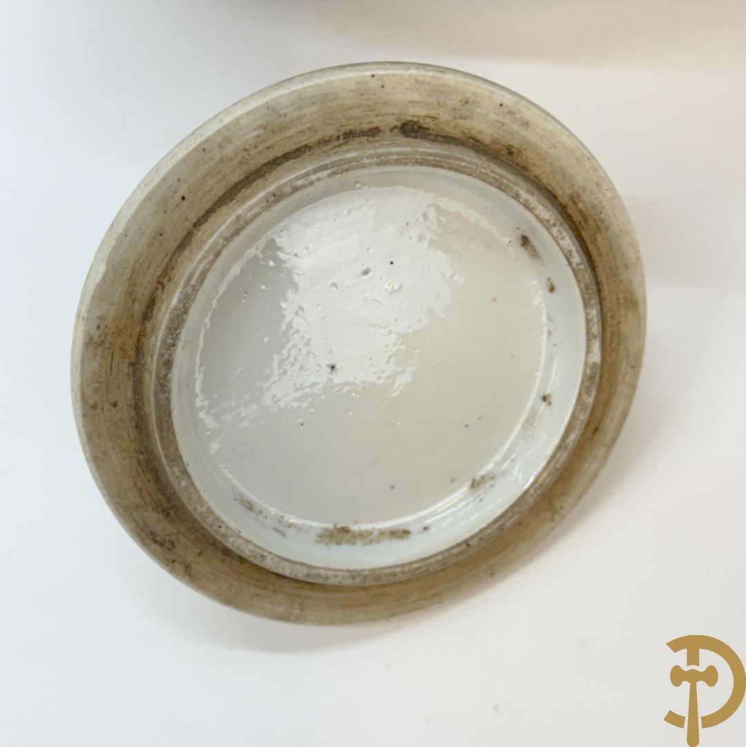 Chinese porseleinen vaas met decor van fo honden + Dekselpotiche in Chinees porselein met geanimeerd decor van dames in landschap