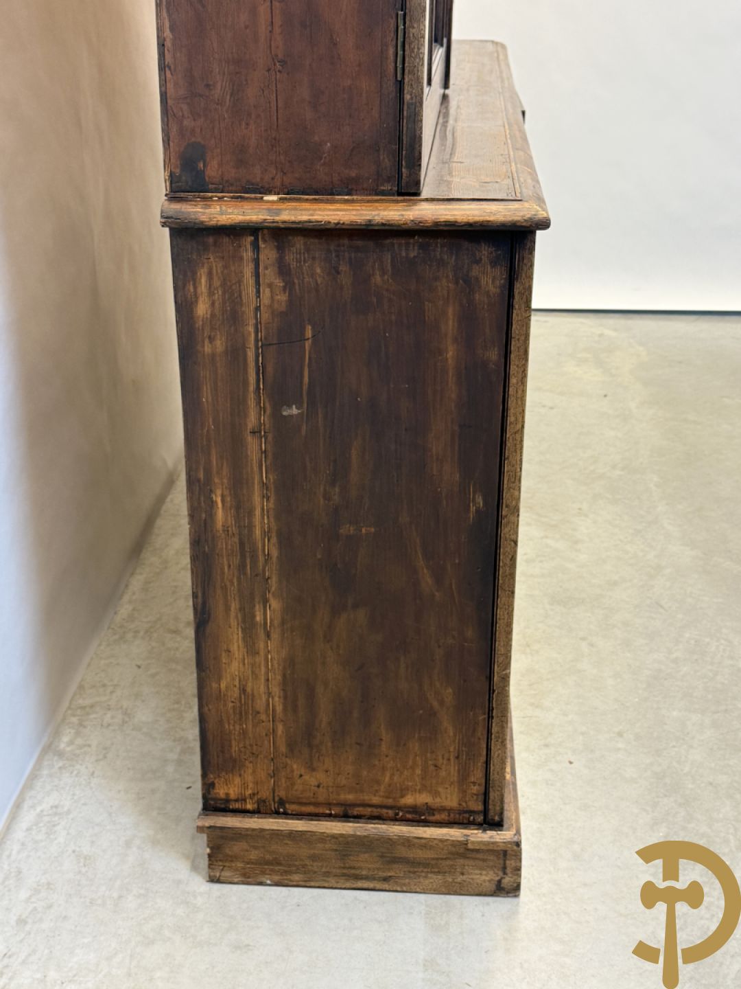 Grote kast met tweedeursvitrine bovenaan en beneden met 2 gesloten deuren - combinatie van eik, mahonie en notelaar