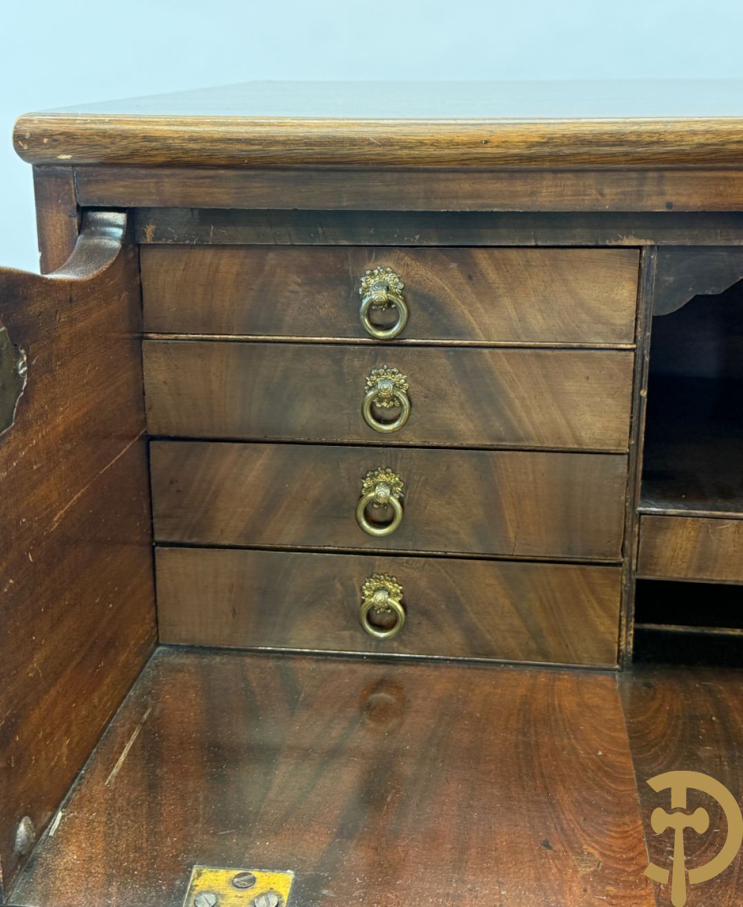 Engelse mahoniehouten tweedeursdresse met ingebouwde secretaire bovenaan