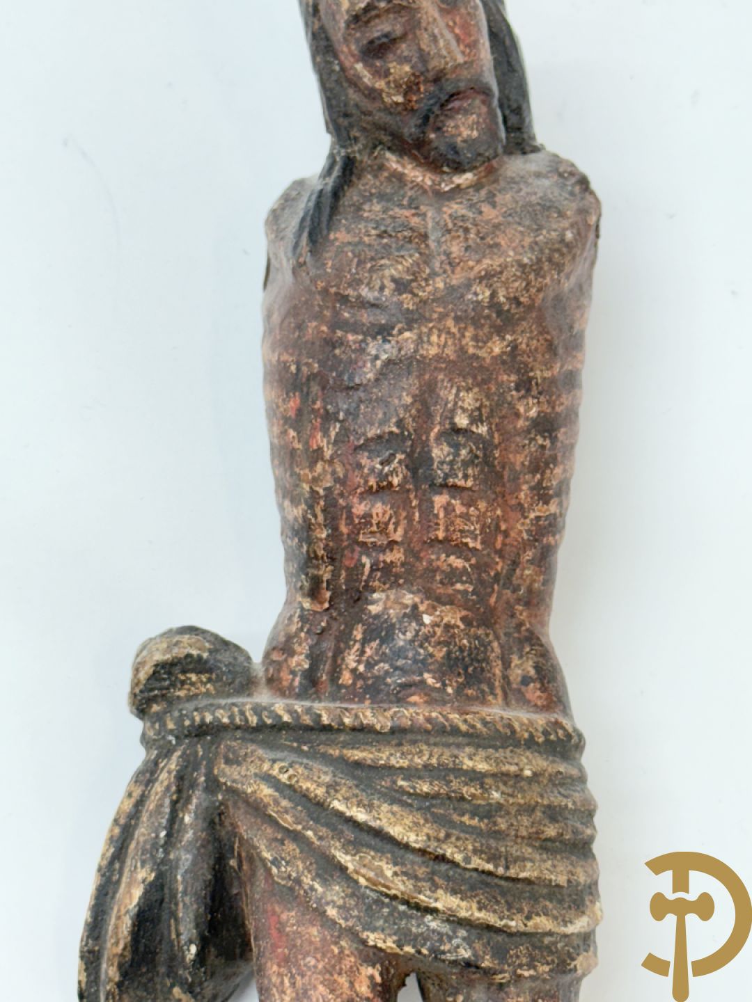 Twee Volkse houtgesculpteerde en gepolychromeerde corpussen, 18e