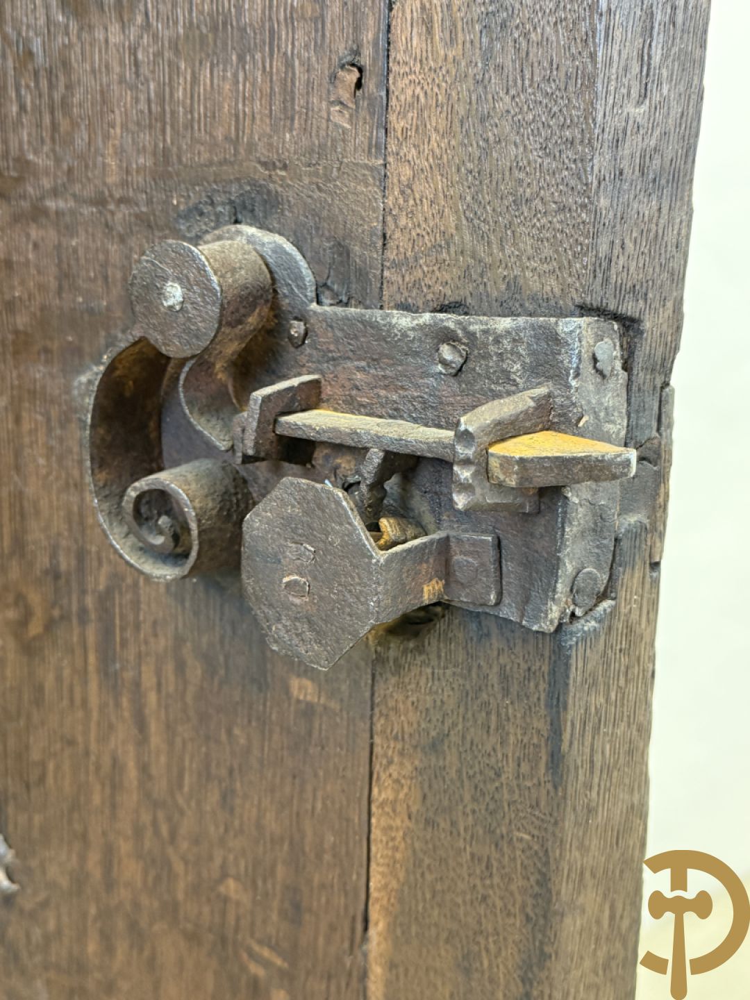 Massief eiken ééndeurskast op onderstel met lade bovenaan, lade onderaan, sculptuur in zijkant en deur