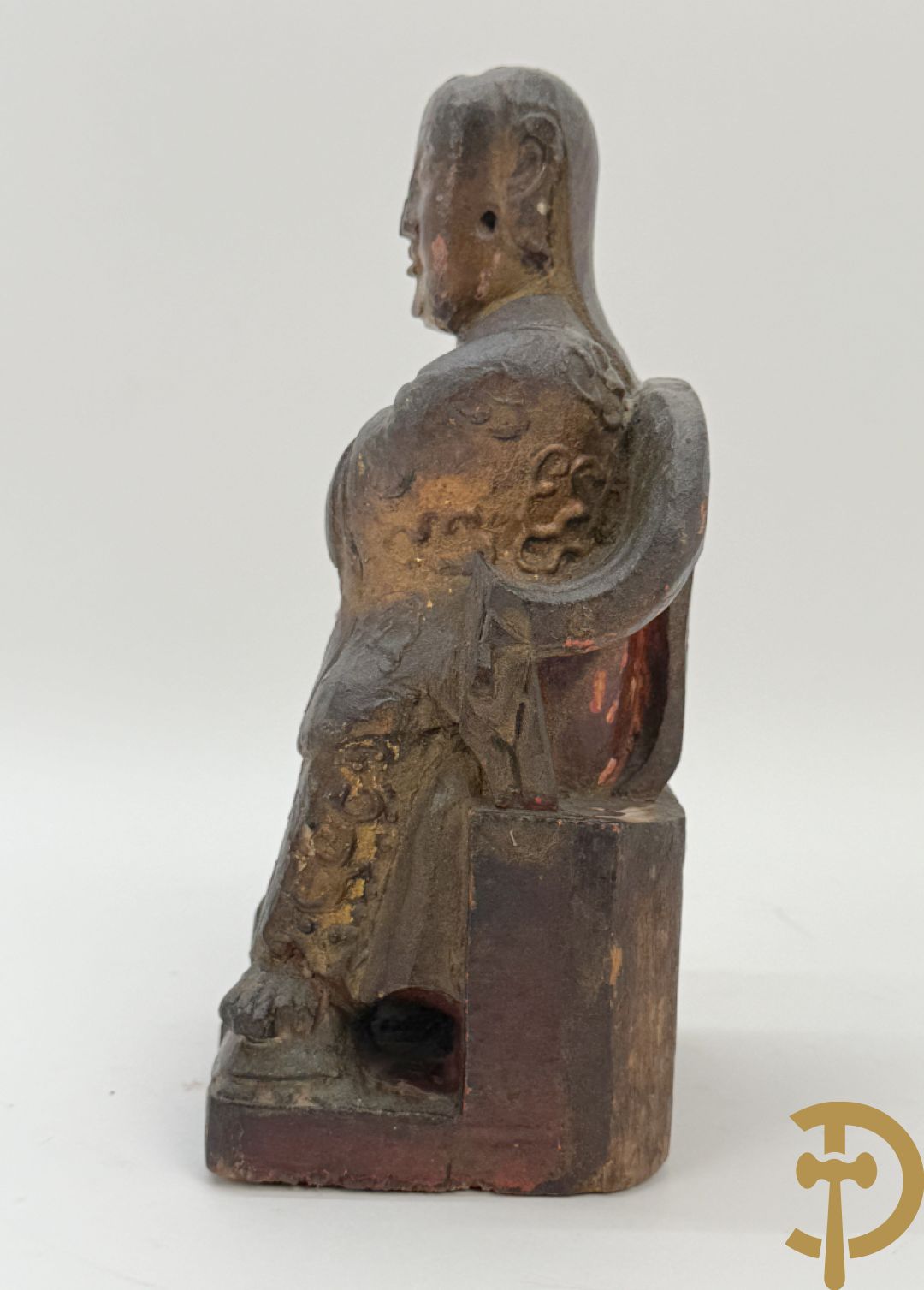 Houtsculptuur van zittende Chinese wijze, 18e