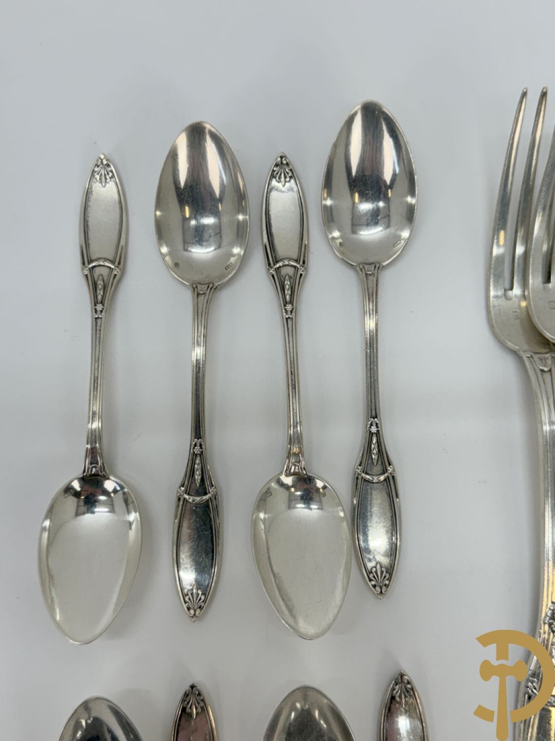 Massief zilveren bestek Delheid bestaande uit 12 vorken, 12 lepels en 12 koffielepels