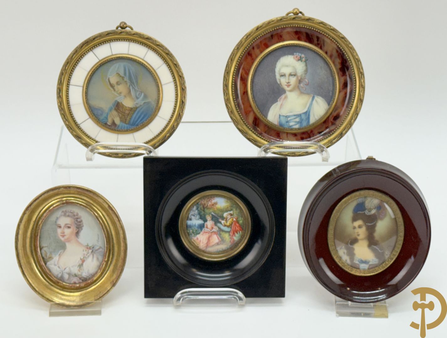 Vijf miniaturen met damersportretten en romantische scène, waarvan 4 getekend : de Roussely, Canova, Siluce ? en Domery ?