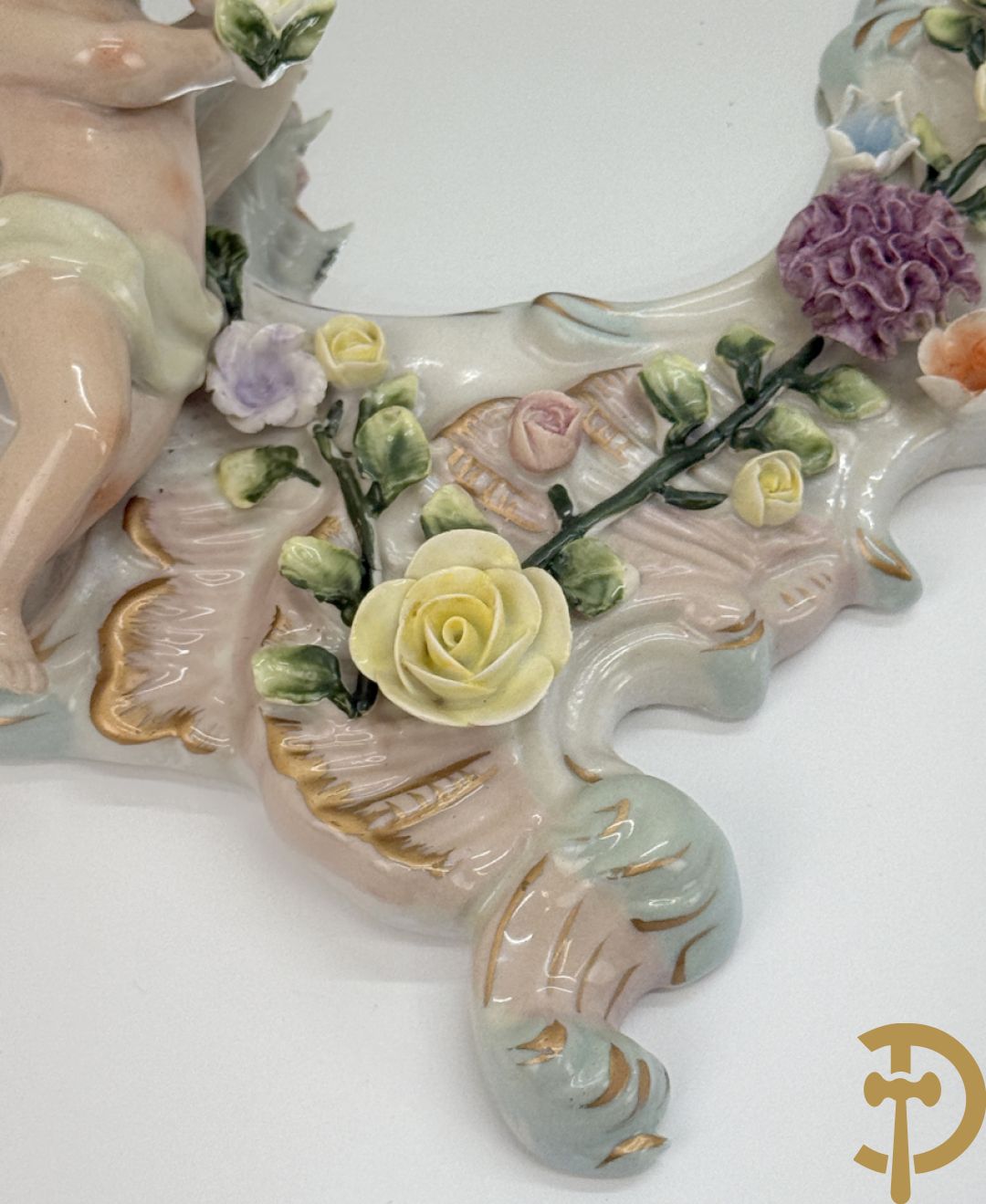 Porseleinen spiegel met cupido en bloemen bezet + porseleinen beeld met cupido en rocailles
