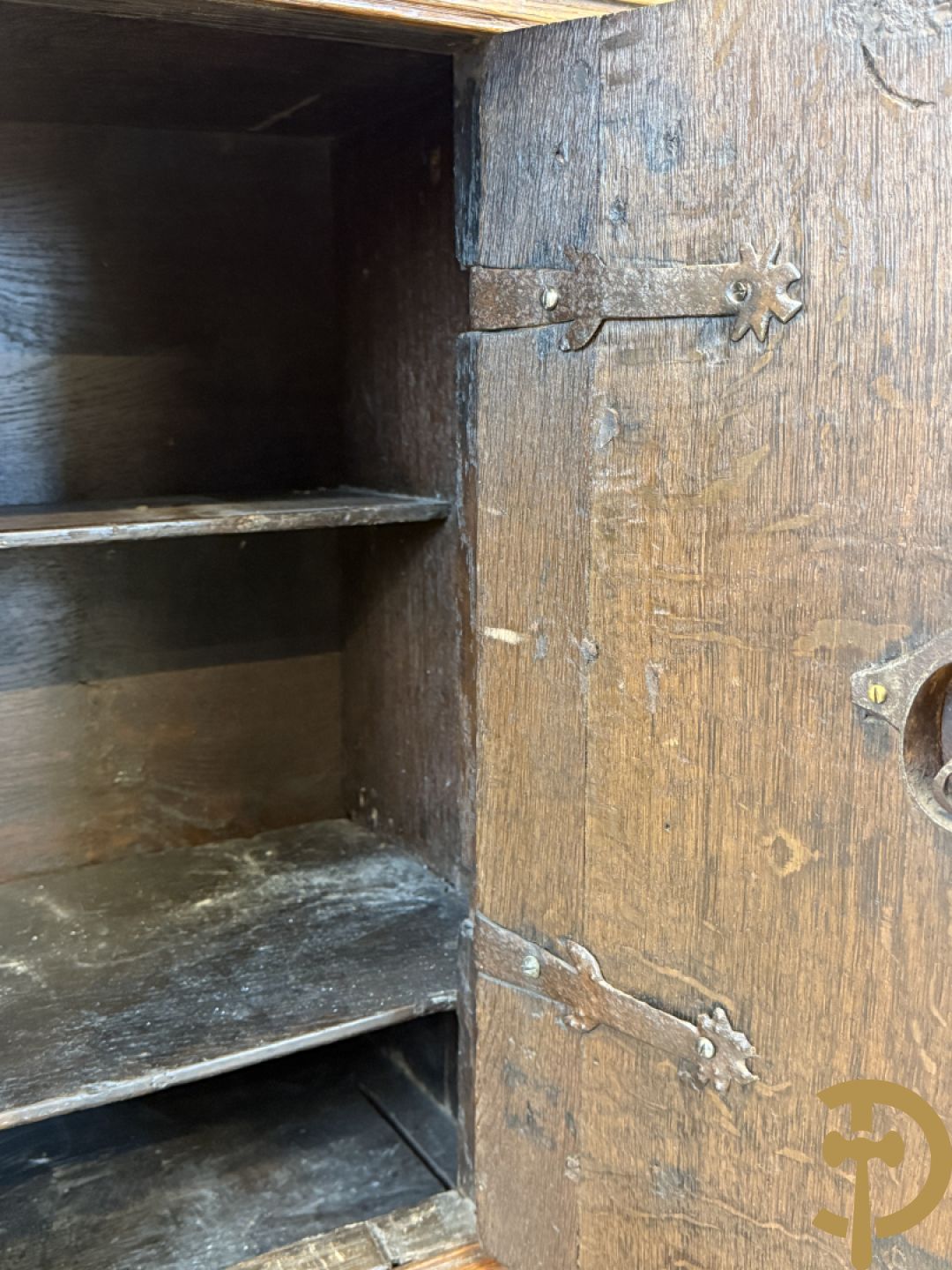 Massief eiken ééndeurskast op onderstel met lade bovenaan, lade onderaan, sculptuur in zijkant en deur