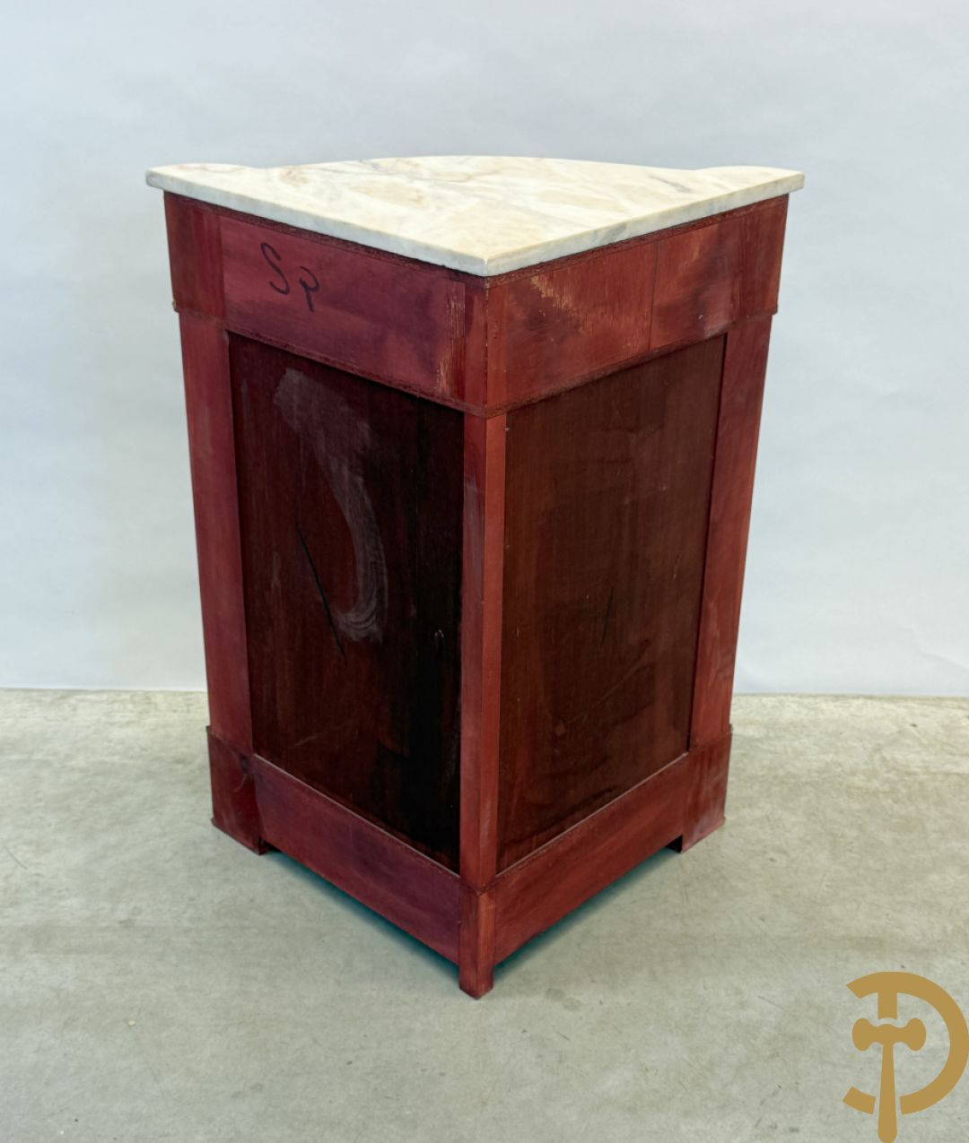 Notelaren hoekkast met lade, bloemenmarketterie en bronsbeslag - bovenaan met wit marmeren blad