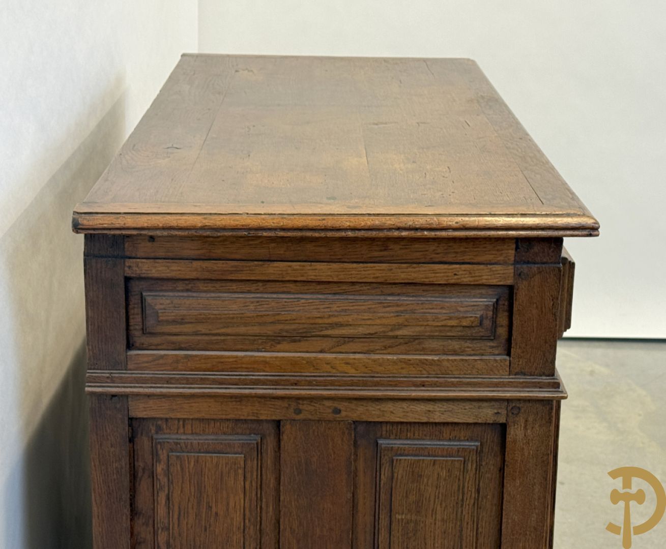 Massief eiken tweedeursdresse met 2 lades en panelen in de deuren, Louis XIII, 18e