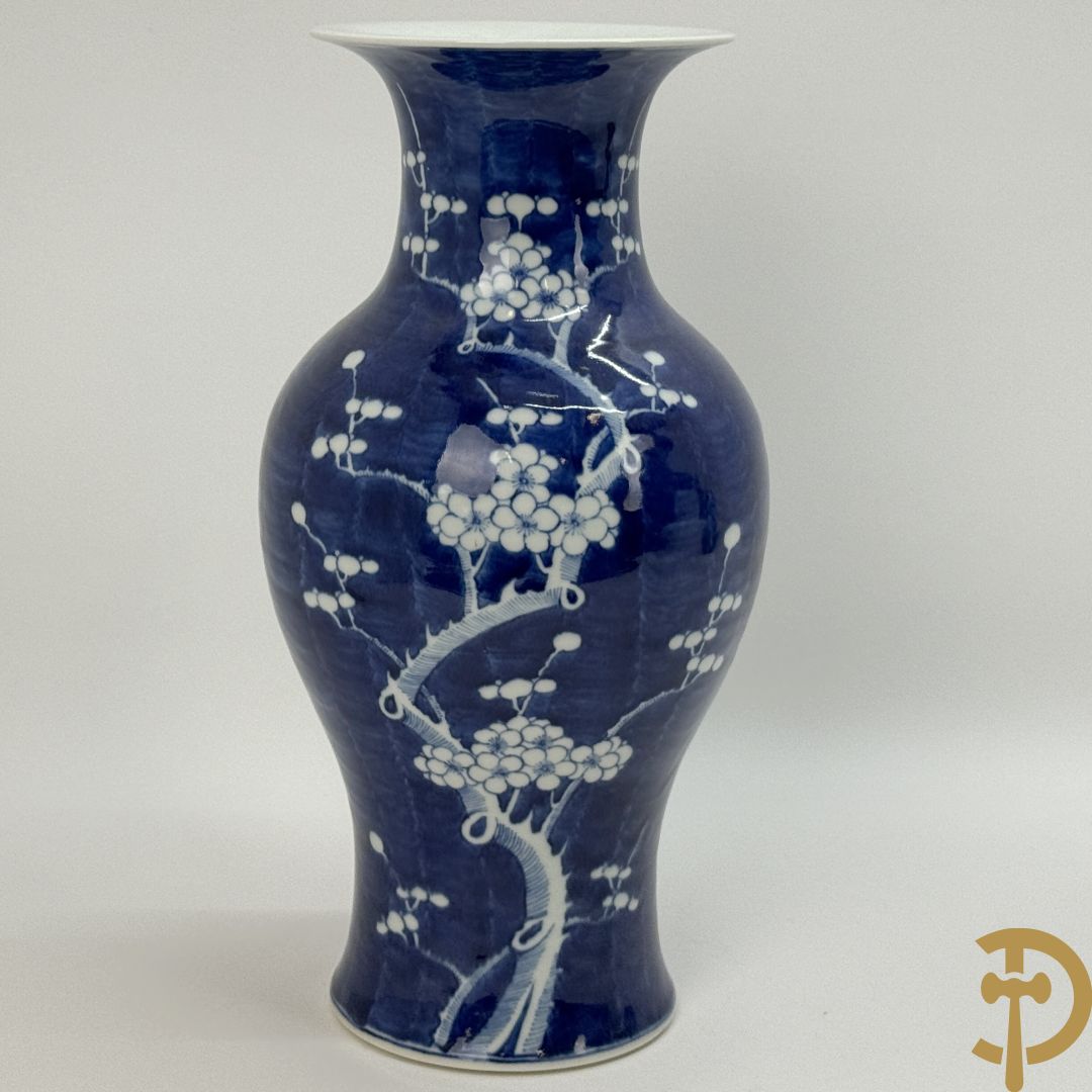 Chinese porseleinen blauw/wit vaas met decor van bloemen op tak