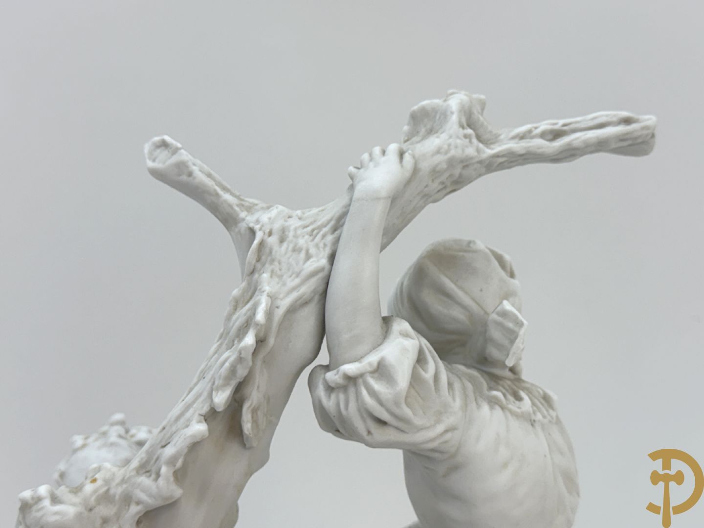 Ongetekend, witte biscuit van jongen en meisje bij boomstronk