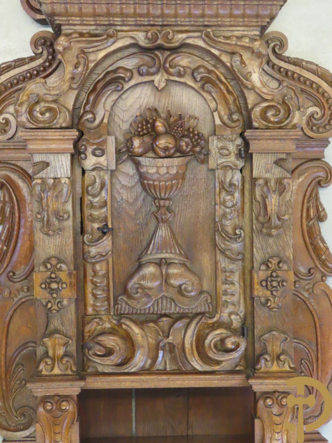 Massief eiken hangtabernakel + religieus brocaat