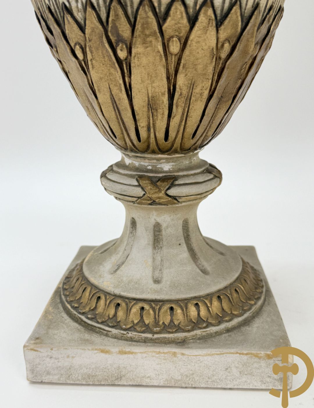 Paar cassolettes in composiet met vergulde Louis XVI motieven