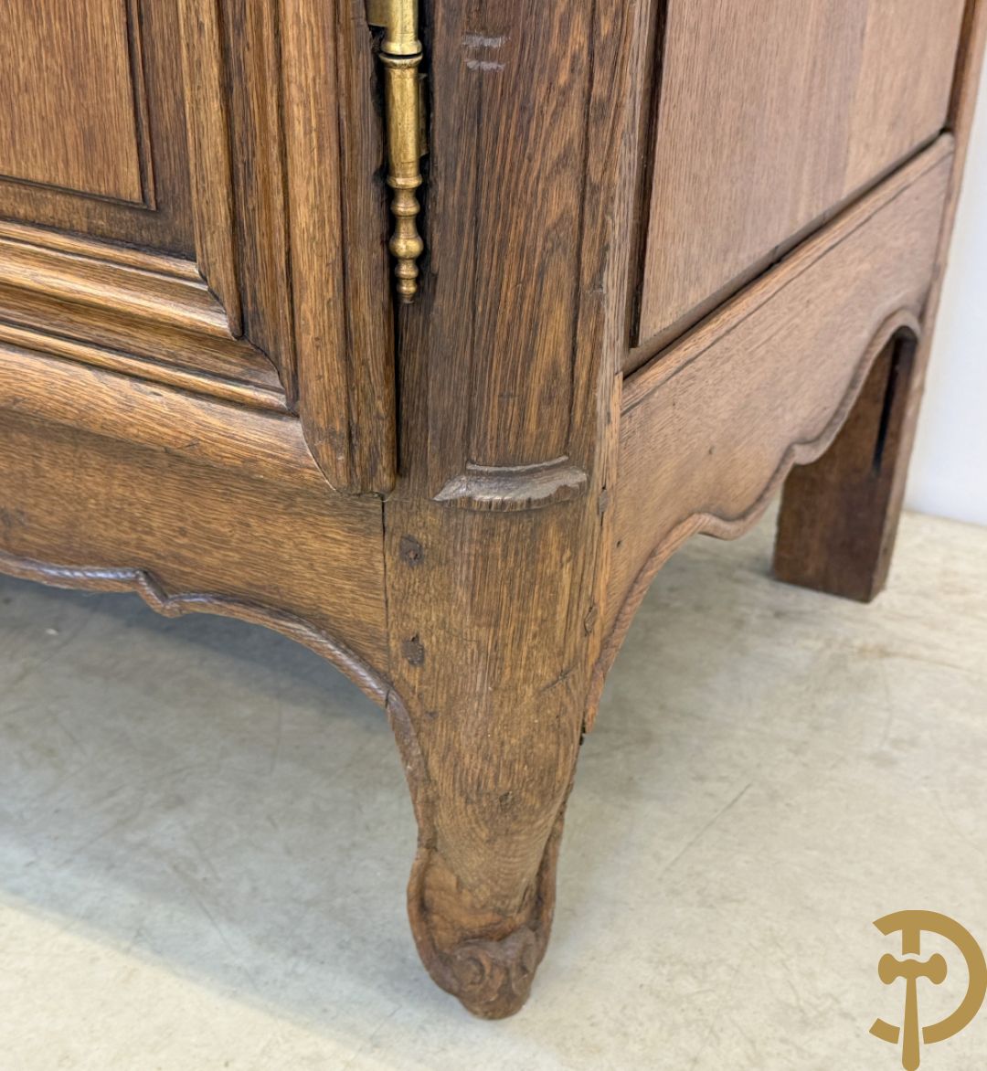 Massief eiken Vlaamse tweedeursdresse met 2 lades, afgestoken panelen en voluutvormige poten, 18e