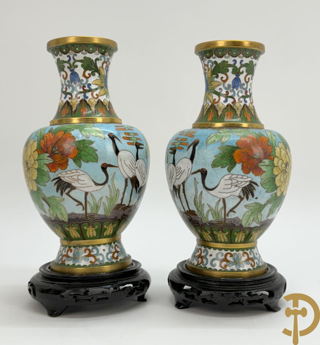 Paar ballustervormige cloisonévazen met decor van vogels en bloemen - op houten sokkel + paar kleine cloisonévazen met vogel en bloemendecor - op houten sokkel