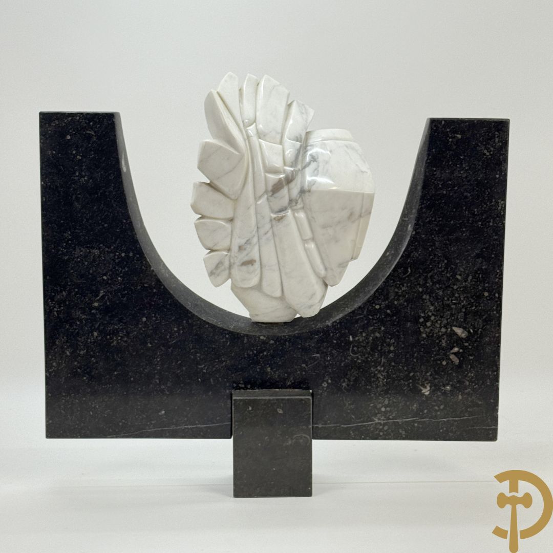 Ongetekend wit marmeren beeld op granieten onderstel