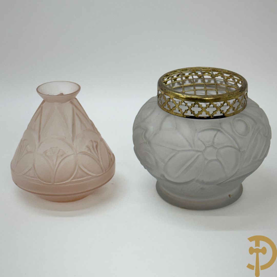 Geperste glazen Art deco vaas, Scailmont H.H. gemerkt  (Henri Heemkerk) + pique fleur in geperst glas met bloemenmotieven Scailmont gemerkt
