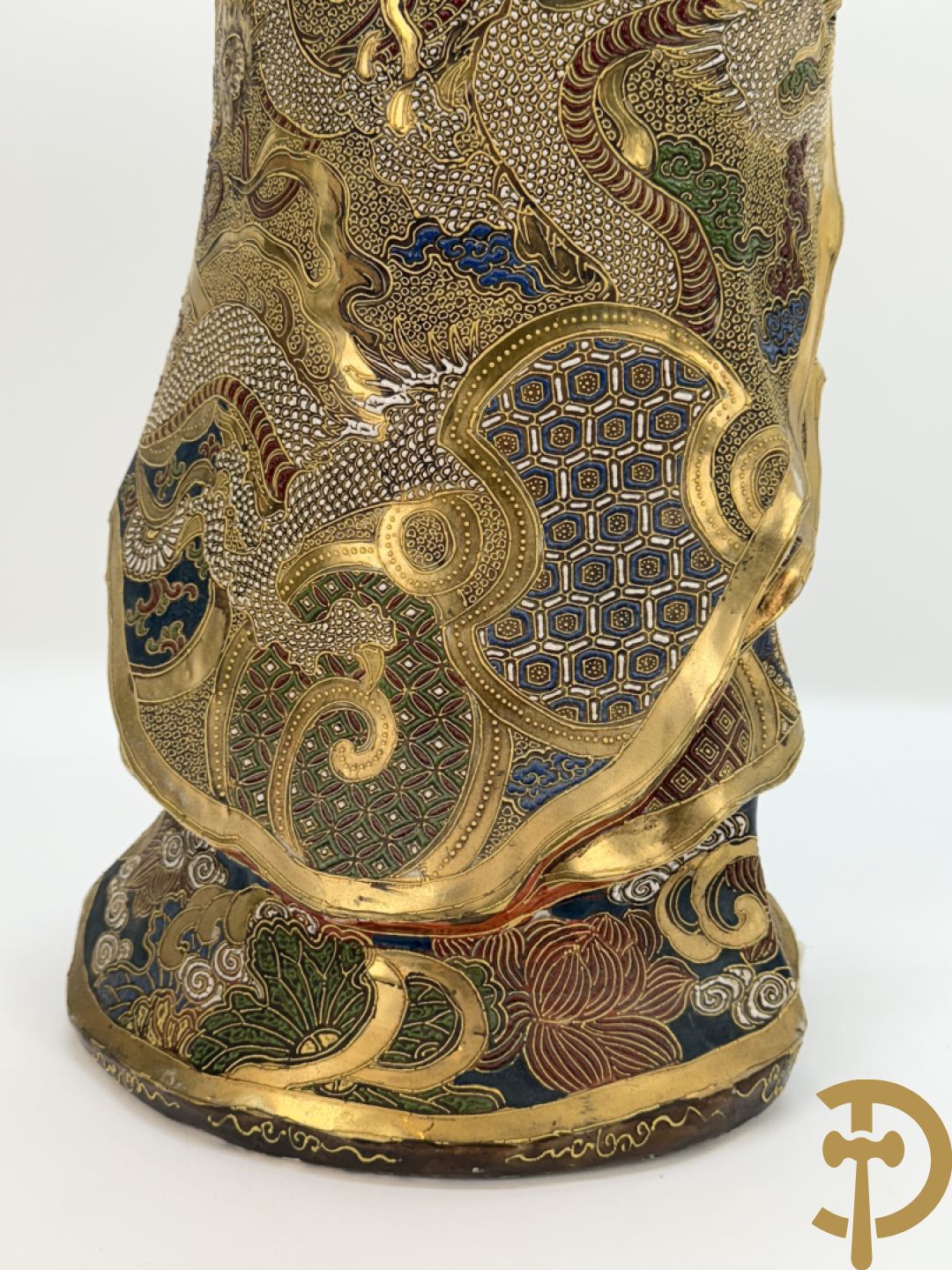 Grote staande Kwan Yin in Japans Satsumat porselein