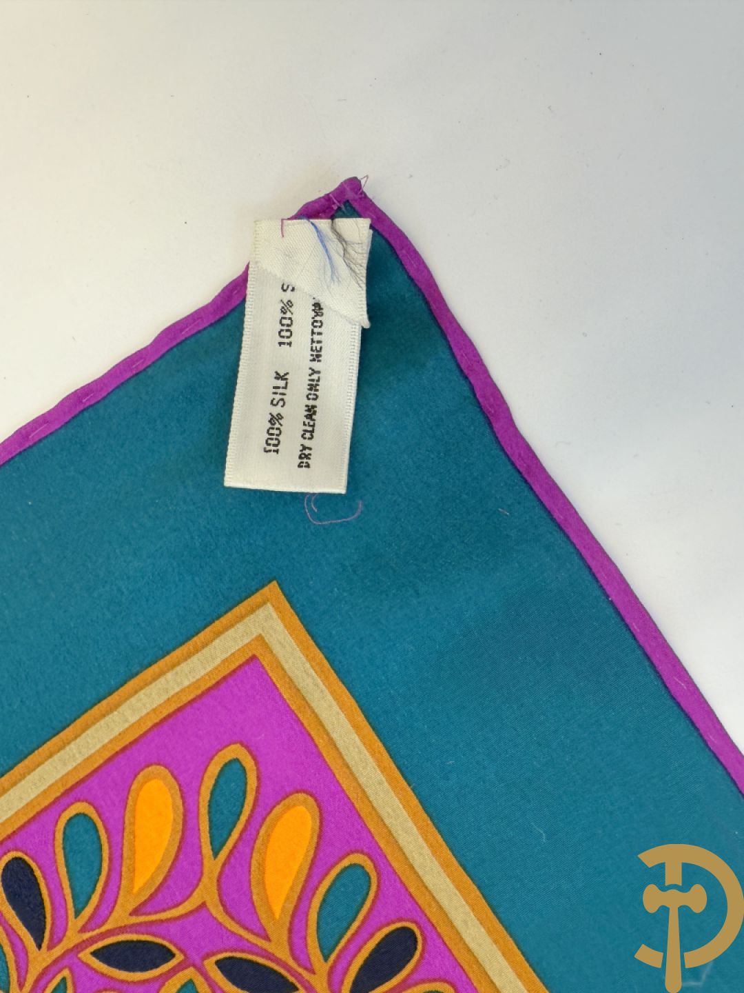 Vier foulards Yves Saint Laurent (nooit gedragen komt uit winkel restant)