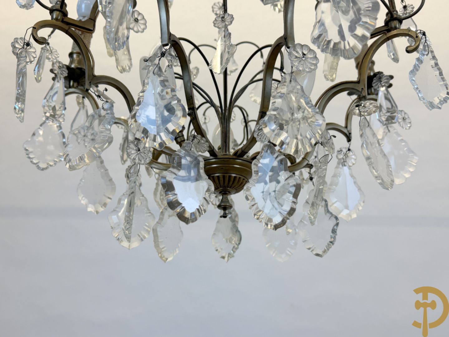 Franse koperen luchter met zes lichtpunten en kristallen bellen