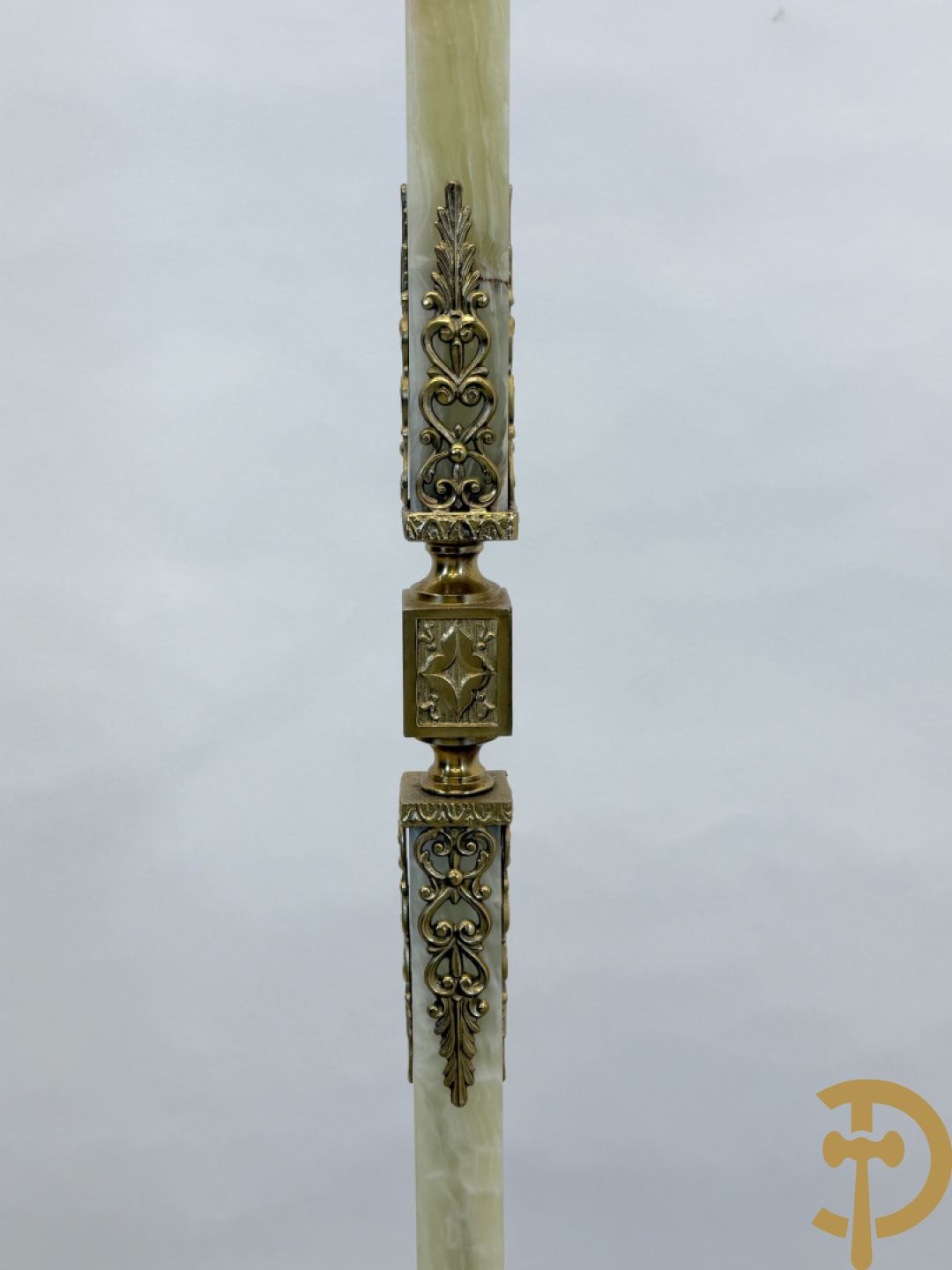 Staande kapstok met onix en bronzen ornamenten