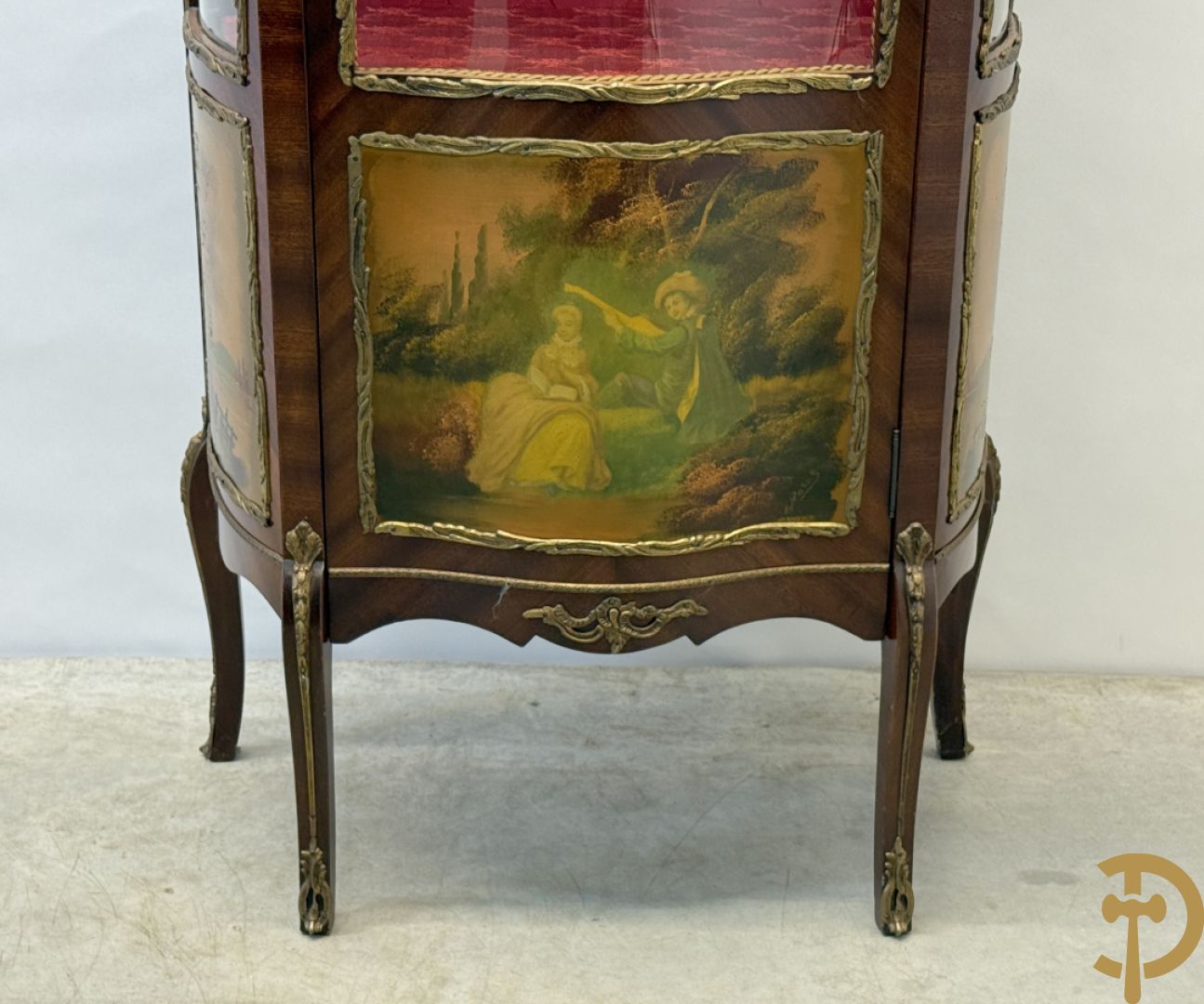 Notelaren gebombeerde Louis XV vitrine met handbeschilderde romantische taferelen en bezet met bronsbeslag