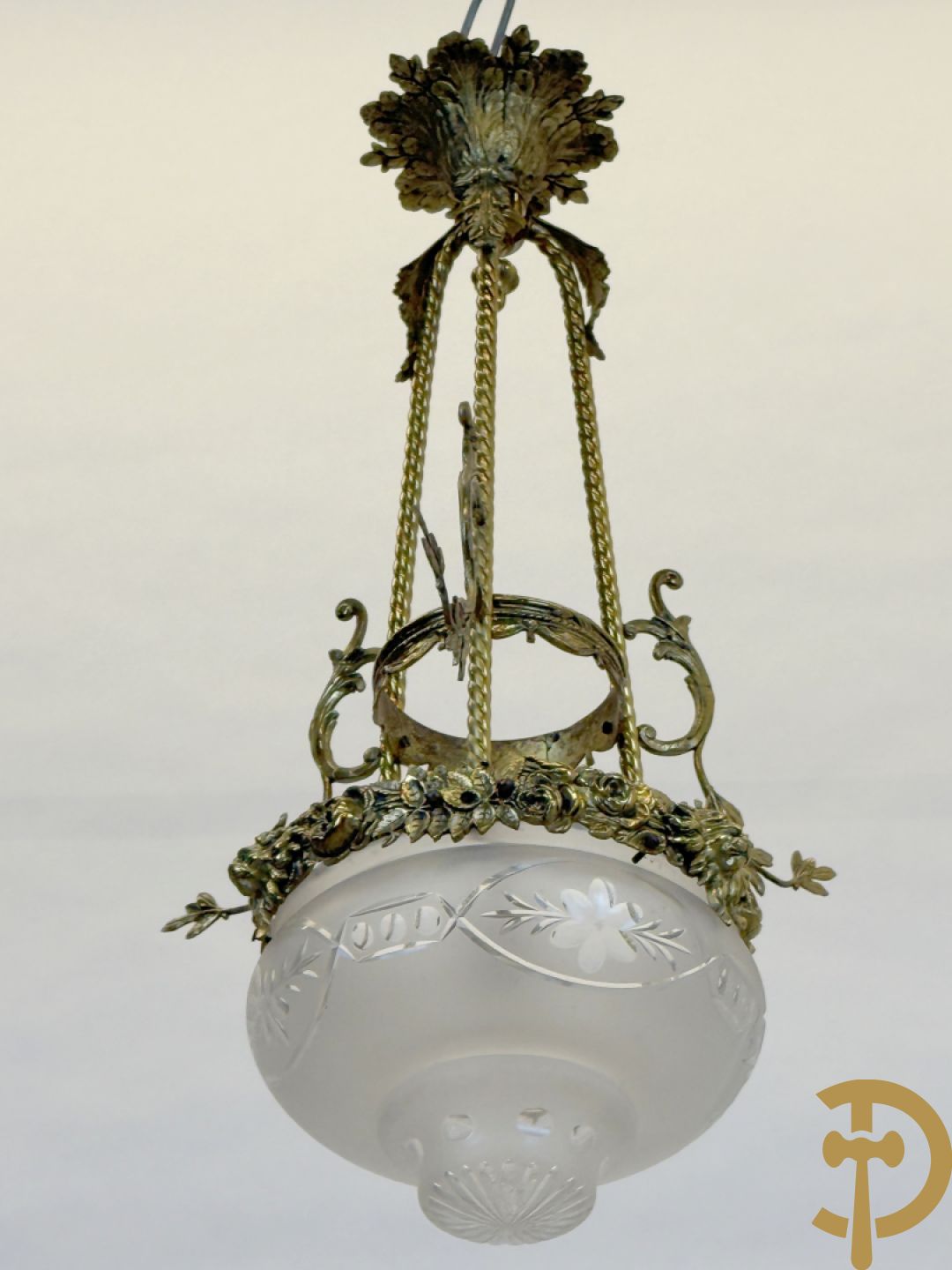 Bronzen hall lantaarn met centrale coupe bezet met bloemen- en dierenkoppen