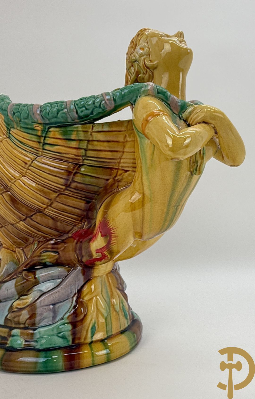 Bloemenjardinière in Majolica met paar dames houdende een schelp