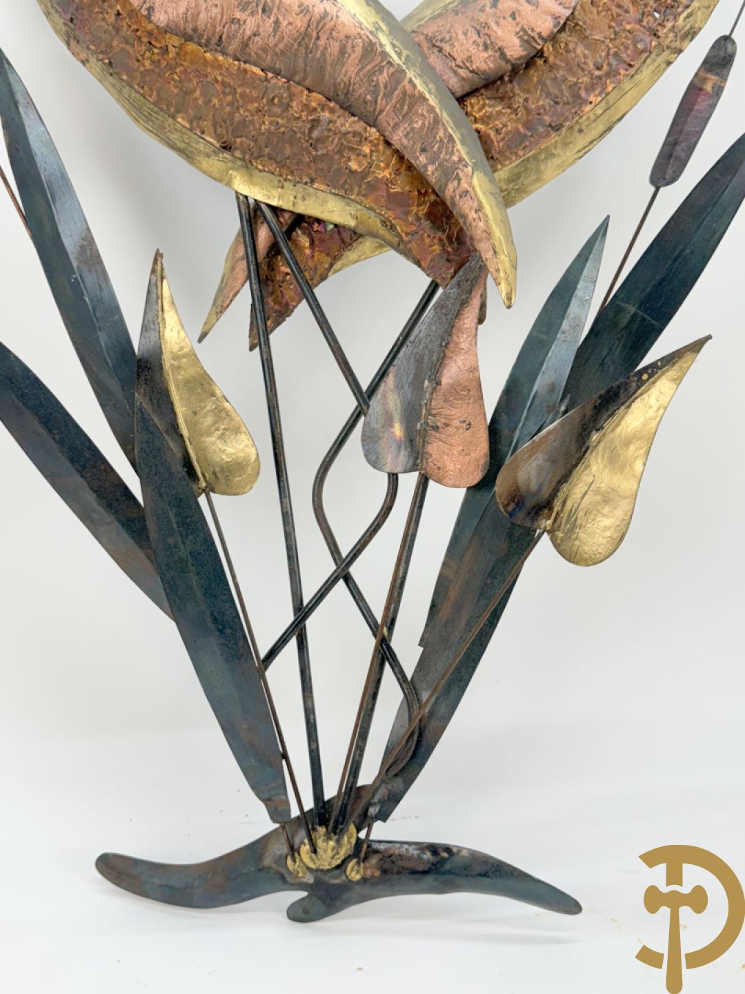 Paar vergulde metalen basreliefs met ooievaars en lisdoddes