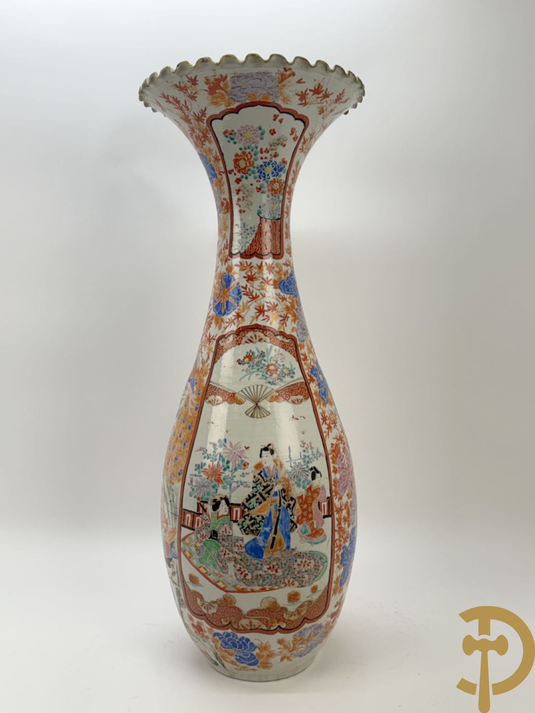 Paar Japanse porseleinen waaiervazen met bloemen en geanimeerd decor